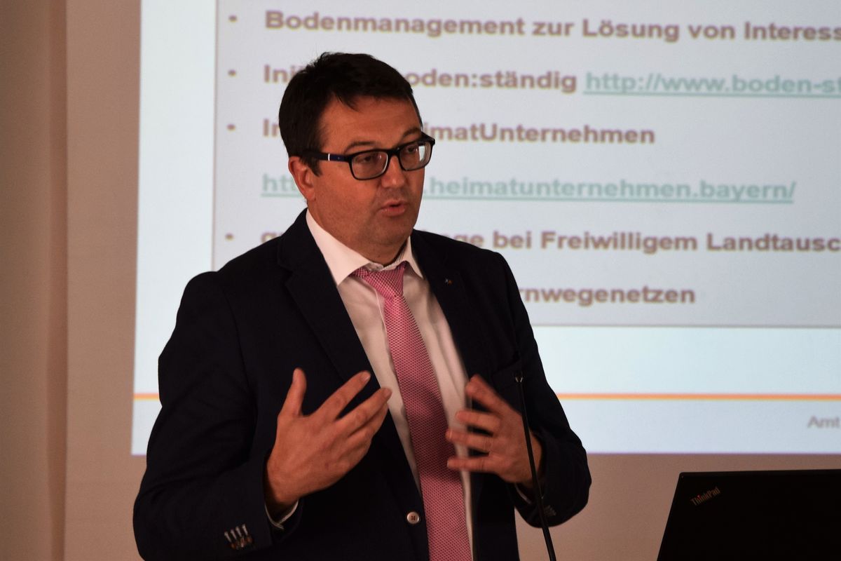 4 Roland Spiller vom Amt für Ländliche Entwicklung Niederbayern zeigte die Förderinstrumentarien seines Hauses auf